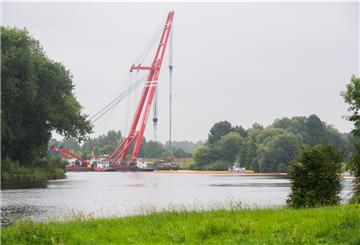 Ein gesunkenes Binnenschiff wird auf der Weser nahe Nienburg geborgen. Spezialisten arbeiten weiter an der Bergung eines nach einer Kollision gesunkenen Schiffs. Der mit mehr als 600 Tonnen beladene Frachter war am 8. August nahe Marklohe mit einem anderen Binnenschiff kollidiert und gesunken.