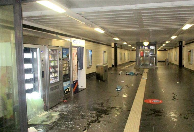 Bremerhaven: Diebstahl und Beschädigungen im Bahnhofsgebäude Ein zerstörter Getränkeautomat.