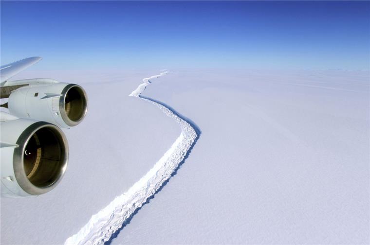 Riesiger Eisberg droht in Antarktis abzubrechen Ein gewaltiger Riss im sogenannten Larsen-C-Schelfeis in der Antarktis trennt das Eis zunehmend vom Festland. So könnte dort bald ein neuer riesiger Eisberg entstehen und sich im Polarmeer lösen.
