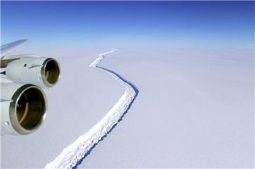 Ein gewaltiger Riss im sogenannten Larsen-C-Schelfeis in der Antarktis trennt das Eis zunehmend vom Festland. So könnte dort bald ein neuer riesiger Eisberg entstehen und sich im Polarmeer lösen.