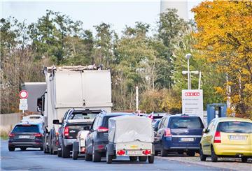 Ein gewohntes Bild inzwischen: Stau vor der Müllverbrennungsanlage in Bremerhaven. Schafft eine Ampel bald Abhilfe? 