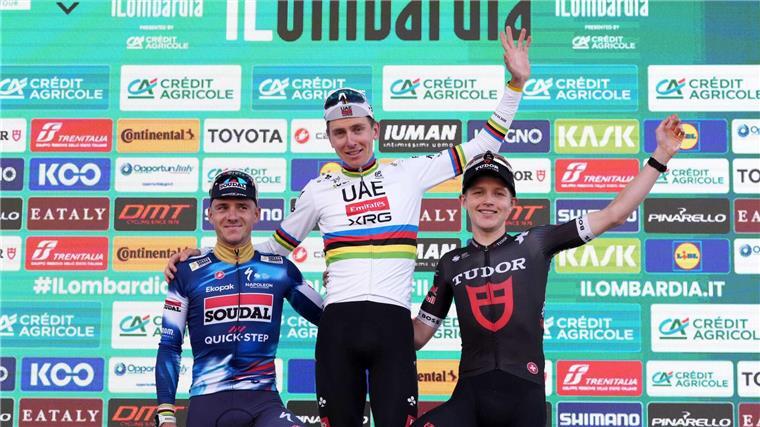 Merckx ruft an: Pogacar pulverisiert die Rekorde Ein gewohntes Bild: Pogacar (M) neben dem Zweitplatzierten Remco Evenepoel (l).