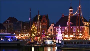 Ein gläserner Weihnachtsbaum auf einem Weihnachtsmarkt in Leer ist ein besonderer Hingucker. (Archivfoto)