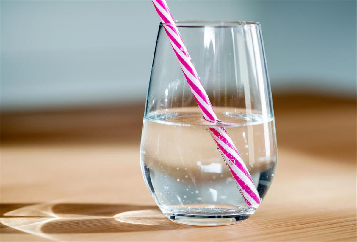 Ein Glas Wasser mit einem Strohhalm
