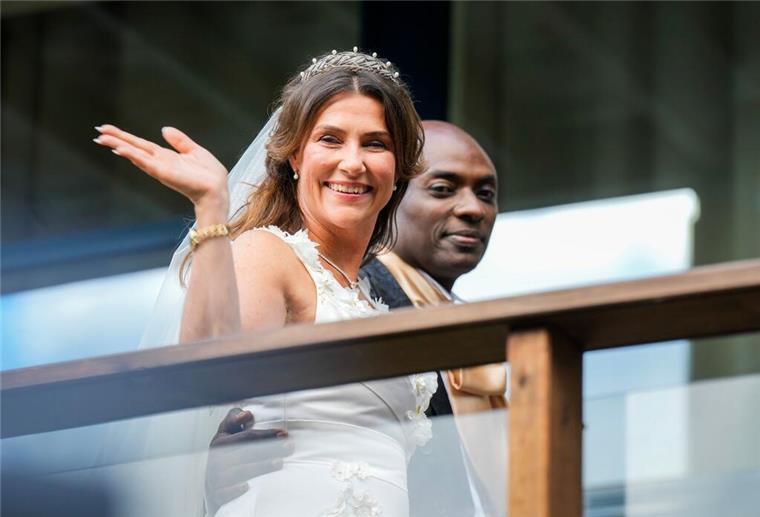 Jawort am Fjord: Prinzessin Märtha Louise heiratet Schamanen Ein glückliches Brautpaar: Prinzessin Märtha Louise und der Schamane Durek Verrett.