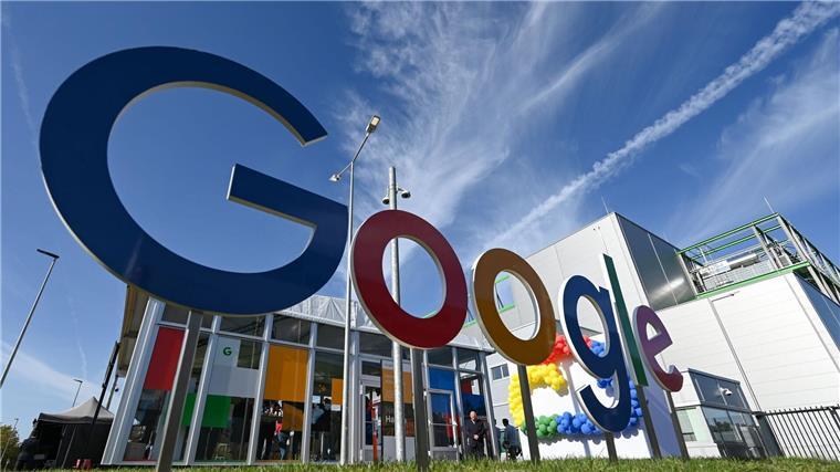 Google zahlt 3,2 Millionen Euro im Jahr für Presseinhalte Ein Google-Schriftzug vor dem Gebäude des neuen Google Cloud-Rechenzentrum in Hanau.