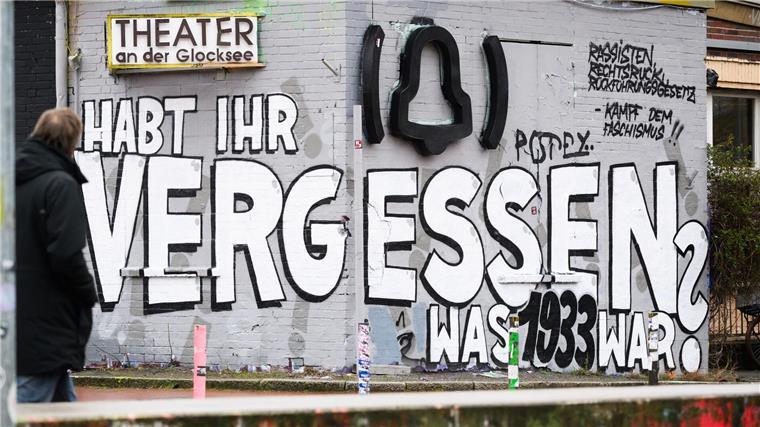 Tausende gehen gegen Rechtsextremismus auf die Straße Ein Graffiti mit dem Schriftzug „Habt ihr vergessen was 1933 war?“ seht auf einer Wand.