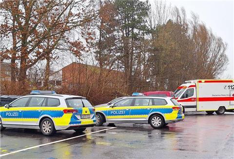 Ein Großaufgebot der Polizei ist am Donnerstagmorgen an der Schule in Lüdingworth vor Ort.