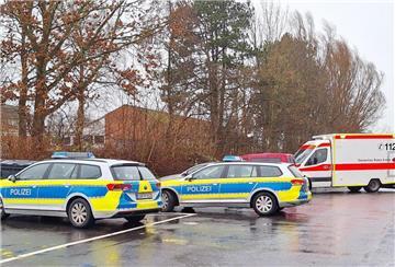 Ein Großaufgebot der Polizei ist am Donnerstagmorgen an der Schule in Lüdingworth vor Ort.