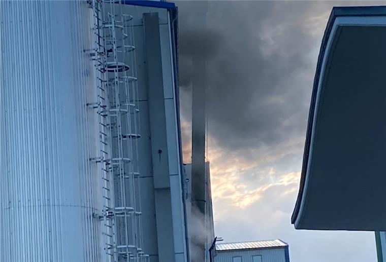 Ein große Rauchwolke stieg über dem Gelände der Olenex-Raffinerie auf. Dort ist am Donnerstagmorgen zu einem Brand gekommen.