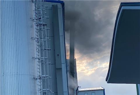Ein große Rauchwolke stieg über dem Gelände der Olenex-Raffinerie auf. Dort ist am Donnerstagmorgen zu einem Brand gekommen.