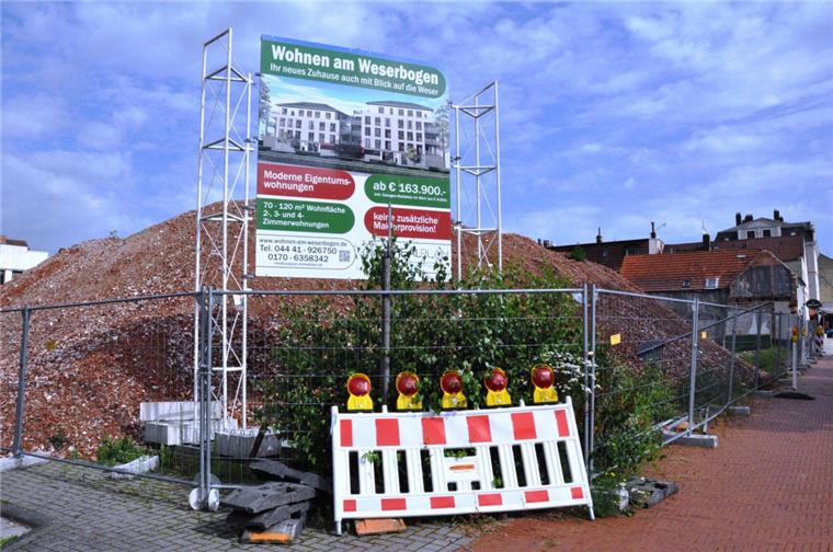 Bauarbeiten am Weserbogen in Nordenham verzögern sich Ein großer Haufen Schutt an der Müllerstraße in Nordenham. Vor Spätsommer werden die Bauarbeiten nicht beginnen.