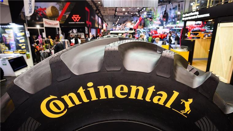 Ein großer Traktor-Reifen steht am Stand von Continental auf der Landtechnik-Leitmesse Agritechnica.