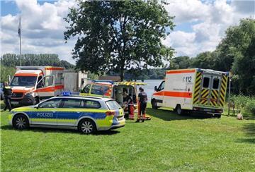 Ein großes Aufgebot an Rettungskräften wurde gegen Mittag zum Kreidesee alarmiert.