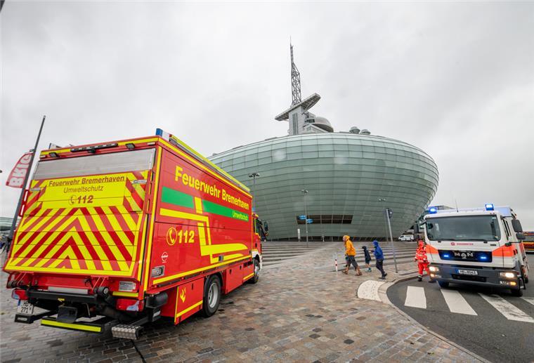Reizgas im Klimahaus Bremerhaven: Erste Erfolge der Ermittlungen Ein großes Aufgebot an Rettunswagen und Einsatzkräften kümmerte sich um die Besucher vom Klimahaus in Bremerhaven, die Opfer einer Reizgas-Attacke geworden sind.