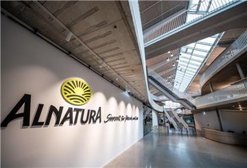 Ein großes Firmenlogo ziert den Eingangsbereich des Verwaltungsgebäudes des Bio-Lebensmittelhändlers Alnatura.