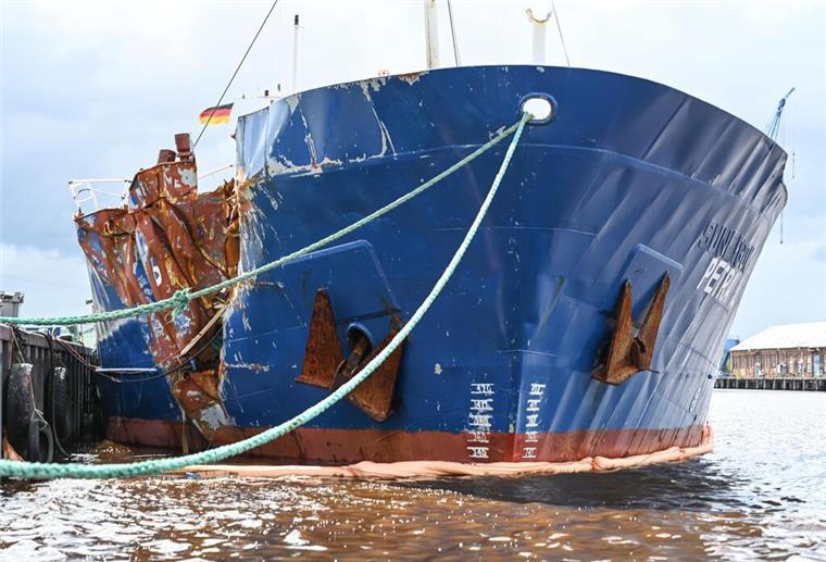 Behörde bestätigt: Frachter rammt Windkraftanlage in Nordsee Beschädigtes Schiff