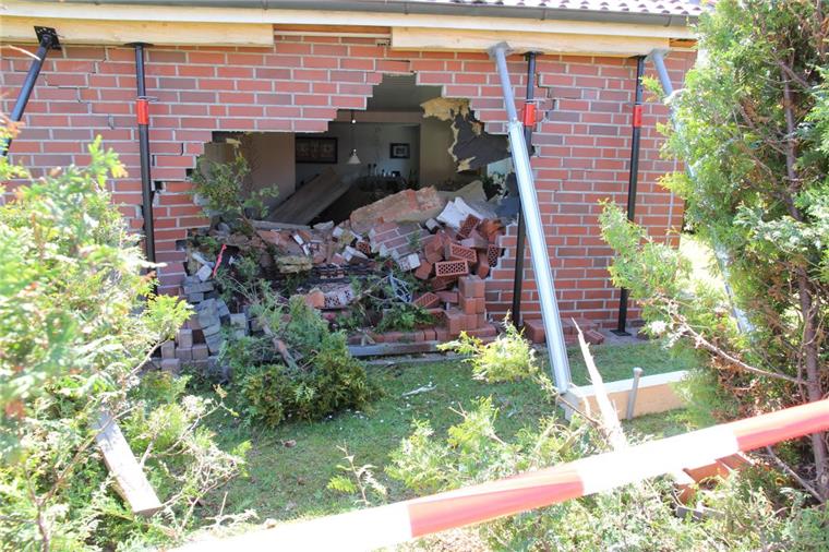 Unfall in Altenwalde: Auto landet im Wohnzimmer Ein großes Loch klafft in der Wand zum Wohnzimmer des Einfamilienhauses in der Altenwalder Hauptstraße, nachdem ein Autofahrer das Haus gerammt hat.