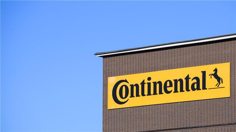 Ein großes Logo hängt an der Konzernzentrale der Continental AG.