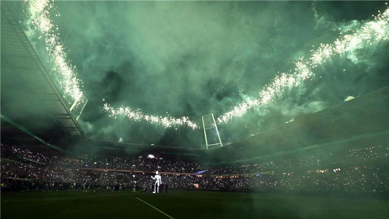 Großer Diego-Abschied: XXL-Puppe stellt 62-Meter-Tor nach Ein großes Spektakel gab’s in Bremen beim Abschiedsspiel für Diego.