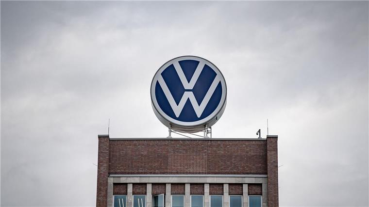 VW Nutzfahrzeuge will Elektro- und Digitalangebot ausbauen Ein großes VW-Logo steht auf dem Verwaltungshochhaus vom Volkswagen-Werk.