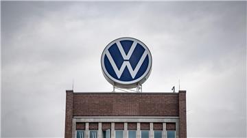 Ein großes VW-Logo steht auf dem Verwaltungshochhaus vom Volkswagen-Werk.