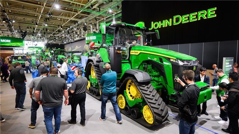 Ein Großtraktor steht am Stand von John Deere auf der Landtechnik-Leitmesse Agritechnica.