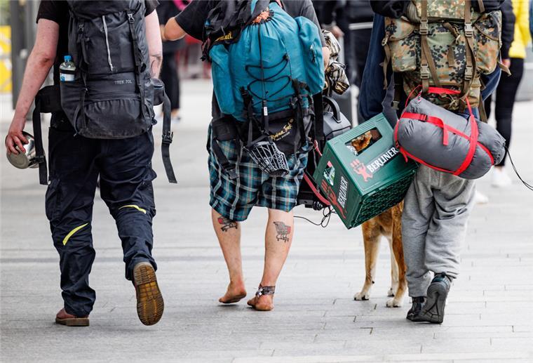 Punks müssen ihr Protestcamp auf Sylt auflösen Ein Gruppe Punks schlendert durch die Fußgängerzone von Westerland auf Sylt.