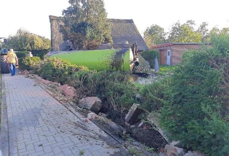 Ekel-Unfall! Güllefass kracht in Garten - und 10.000 Liter laufen aus Ein Gülleanhänger landete nach einem Unfall im Cuxland direkt in einem Garten.