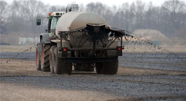 Laster verliert in Cloppenburg 6000 Liter Gülle Ein Güllelaster hat in Cloppenburg einen großen Teil seiner Ladung verloren.