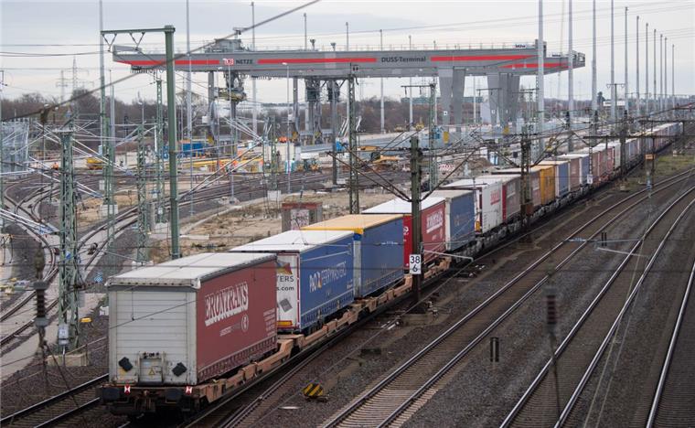 Neuartiger Containerbahnhof bei Hannover geht in Betrieb Ein Güterzug passiert den Güterbahnhof Megahub Lehrte in der Region Hannover.