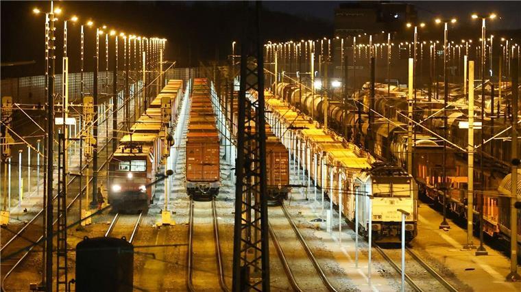 Industrie erwartet Einschränkungen durch Bahnstreik Ein Güterzug steht auf dem Gelände des Rangierbahnhofs Maschen zur Abfahrt bereit.
