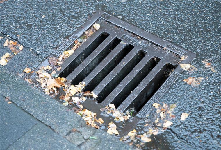 Gefahr für Autos: Unbekannte legen in Spaden Gullydeckel auf die Straße Ein Gullydeckel. Unbekannte haben in Spaden mehrere solcher schweren Elemente auf die Straße gelegt.