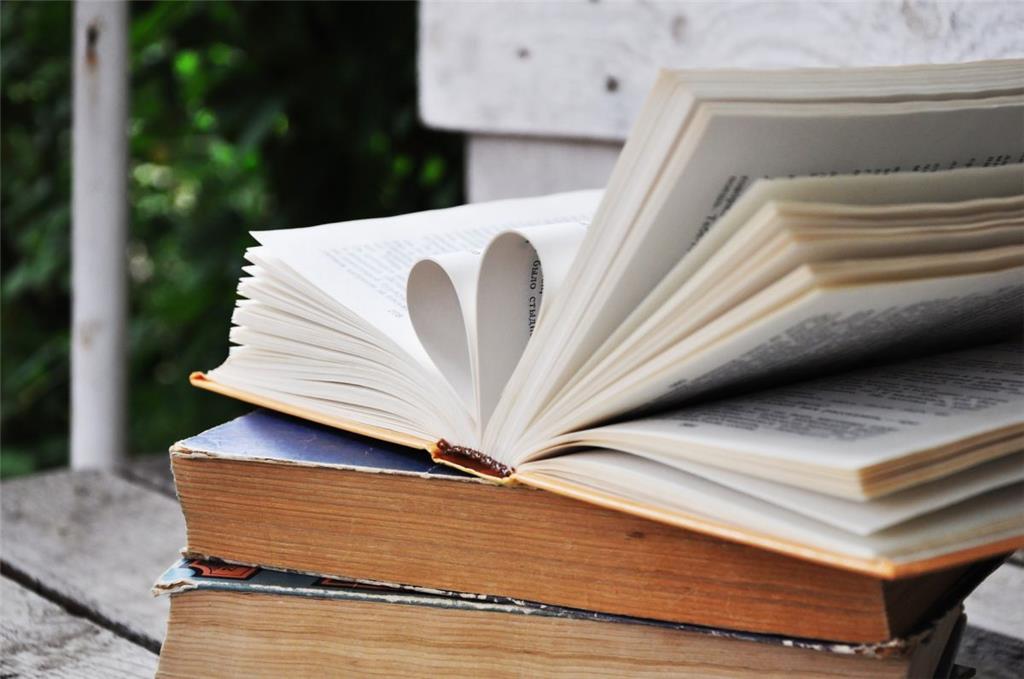Ein gutes Buch: Nicht originell, aber ein super Geschenk für entspannte Stunden. Die Spiegel-Bestseller Liste gibt Orientierung. › Selbst gebrannte Mandeln: Mandeln mit Wasser, Zucker, Zimt und Vanille unter Rühren in der Pfanne kochen, bis sie karamellisieren, hübsch verpacken, fertig.