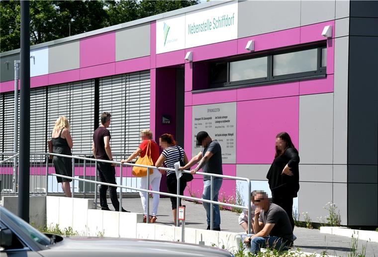 Cuxland: Lange Schlangen vor den Zulassungsstellen Ein häufiges Bild in diesen Tagen: Vor der Zulassungsstelle in Schiffdorf warten Menschen teilweise stundenlang darauf, an die Reihe zu kommen.