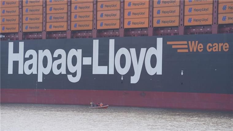 Trotz Einbrüchen: Hapag-Lloyd erzielt drittbestes Ergebnis Ein Hapag-Lloyd-Containerschiff „Berlin Express“ liegt am Burchardkai im Hamburger Hafen.