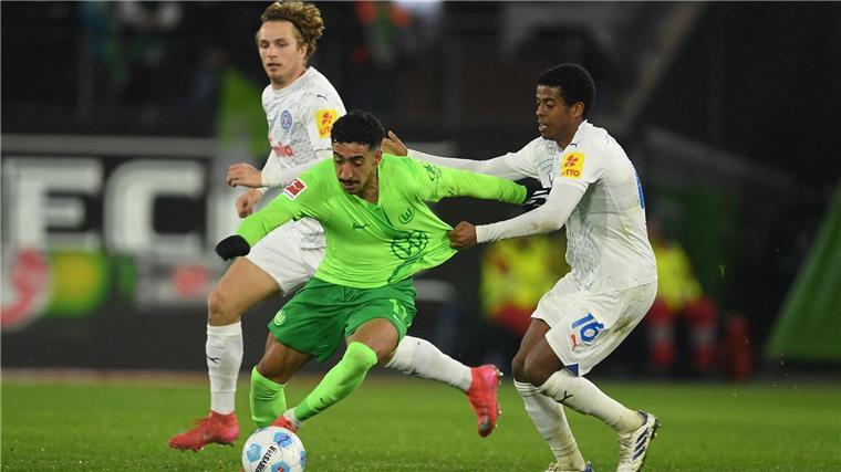 Ein harter Kampf: Wolfsburgs Tiago Tomas (l) gegen Kiels Andu Kelati.