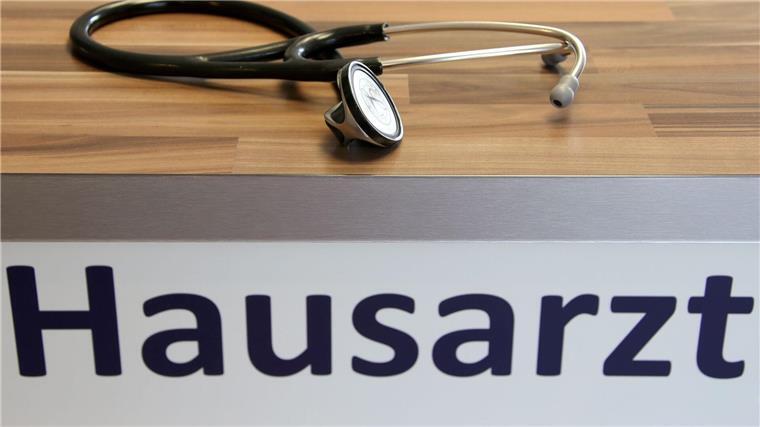 Patient schlägt Hausarzt krankenhausreif - kein Einzelfall Ein Hausarzt in Spenge wird von einem Patienten zusammengeschlagen - jetzt fordern Mediziner eine Strafrechtsverschärfung. (Symbolbild)