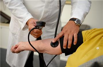 Ein Hausarzt misst in seiner Praxis einer Patientin den Blutdruck.   

Foto: Weissbrod/dpa