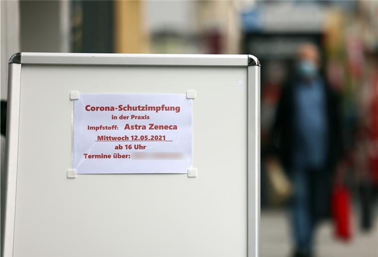 Ein Hausarzt wirbt vor seinen Praxis für Termine zur Impfung mit dem Impfstoff von Astrazeneca.