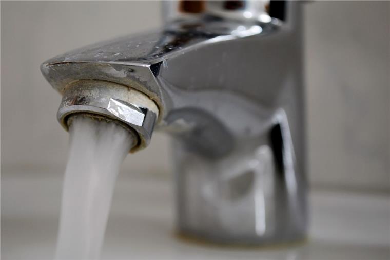 Hausbewohner in Salzgitter lässt Wasser ein Jahr laufen und schlägt Polizisten Ein Hausbewohner hat in Salzgitter ein Jahr das Leitungswasser in seiner Wohnung laufen lassen.