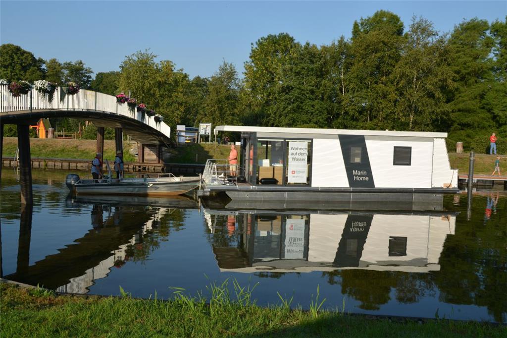 Ein Hausboot kommt nach Bad Bederkesa. Foto: Scheiter