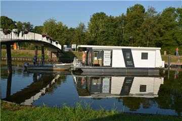 Ein Hausboot kommt nach Bad Bederkesa. Foto: Scheiter