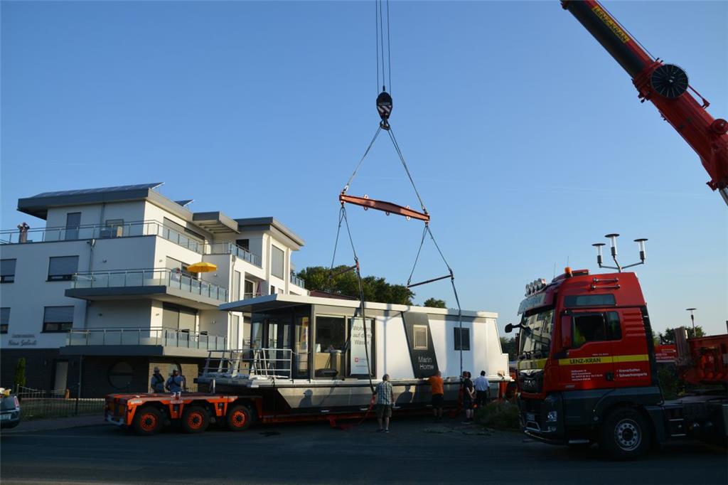 Ein Hausboot kommt nach Bad Bederkesa. Foto: Scheiter