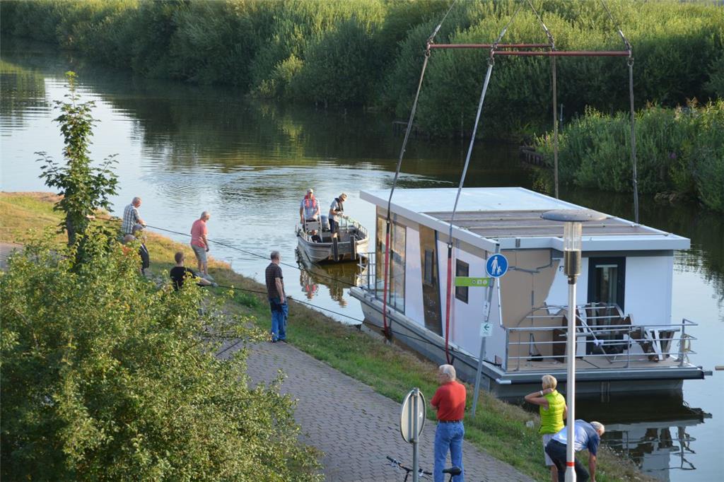 Ein Hausboot kommt nach Bad Bederkesa. Foto: Scheiter
