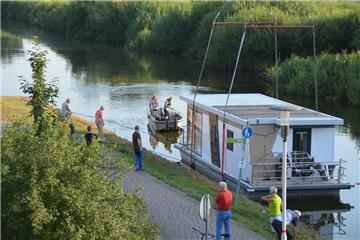 Ein Hausboot kommt nach Bad Bederkesa. Foto: Scheiter