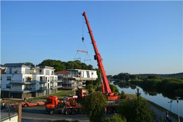Ein Hausboot kommt nach Bad Bederkesa. Foto: Scheiter