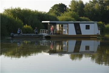 Ein Hausboot kommt nach Bad Bederkesa. Foto: Scheiter