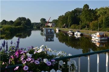 Ein Hausboot kommt nach Bad Bederkesa. Foto: Scheiter