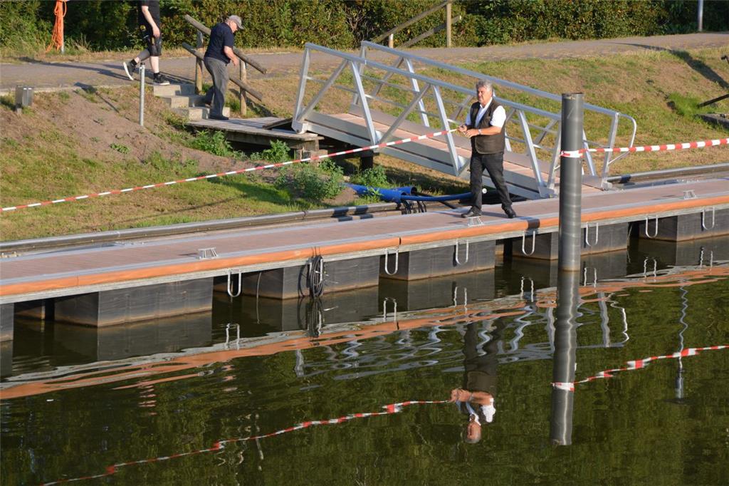 Ein Hausboot kommt nach Bad Bederkesa. Foto: Scheiter
